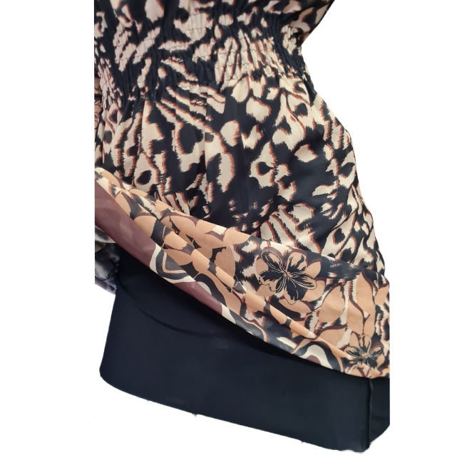 Ein Kleid mit floralen Druckmuster in der Farbe Schoko, Beige, Braun. Rundhals und lange Ärmel. Mit Bordürendruck um Saum und Ämel. Hier sehen Sie das Innenfutter. 