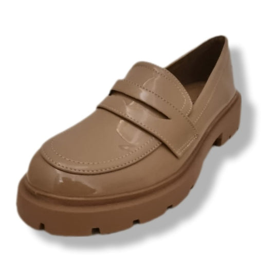 Loafer Schuh in Schlupfform in der Farbe Sand in Lackoptik , Sohle in der gleichen Farbe. 
