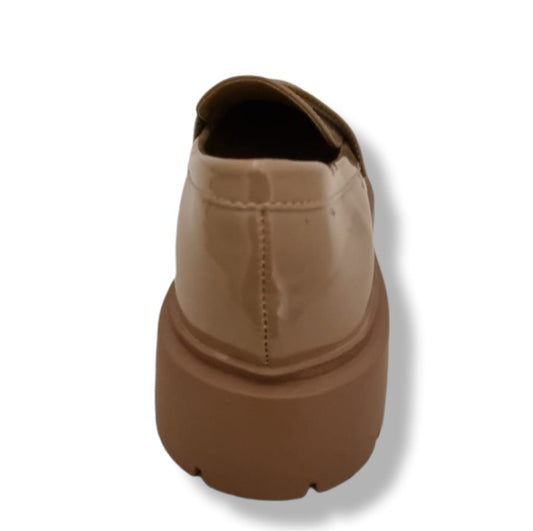 Loafer Schuh in Schlupfform in der Farbe Sand in Lackoptik , Sohle in der gleichen Farbe. 