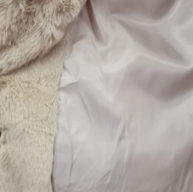 hier sieht man das Innenfutter vom Mantel Silber und glatt