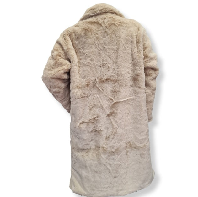 Webpelzmantel in der Farbe Beige. Gerader Schnitt mit Seitentaschen und Innenfutter mit Reverskragen