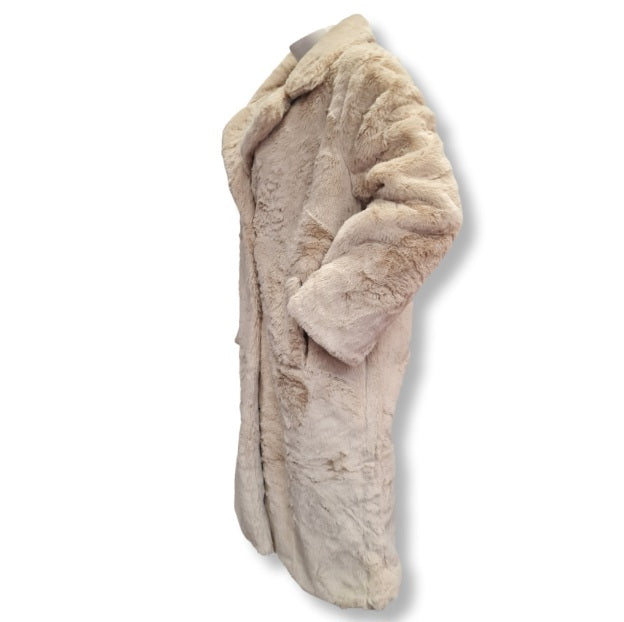 Webpelzmantel in der Farbe Beige. Gerader Schnitt mit Seitentaschen und Innenfutter mit Reverskragen