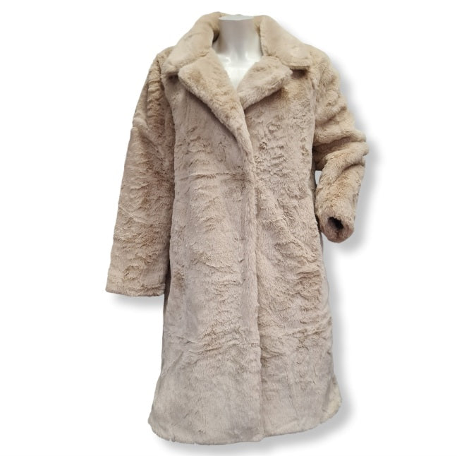 Webpelzmantel in der Farbe Beige. Gerader Schnitt mit Seitentaschen und Innenfutter mit Reverskragen