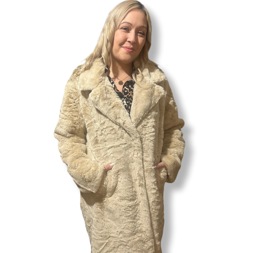 ein Model präsentiert den Mantel Webpelz 