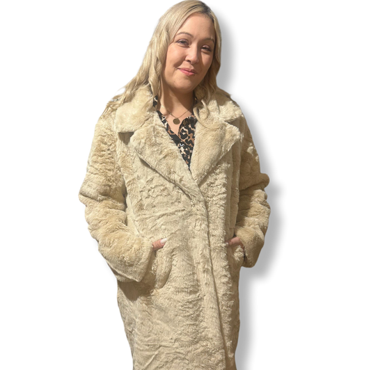 ein Model präsentiert den Mantel Webpelz 