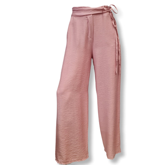 Lässige Hose mit Kummerbund und seitlichen Schnürrungen. Maxilänge in der Farbe Lachs. 