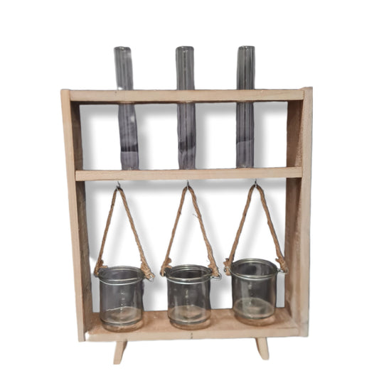 Diese einzigartige Regalvase aus Akazienholz ist mit 3 Reagenzgläsern und 3 Gläsern, die mit Kokos Kordel befestigt sind, perfekt für Kerzen oder Teelichter. Schaffen Sie eine gemütliche Atmosphäre und setzen Sie Akzente in Ihrem Zuhause. Ein stilvolles und funktionales Wohnaccessoire für jeden Anlass. Vorderansicht mit 3 Reagenzgläser  und 3 Gläser für Teelichter.