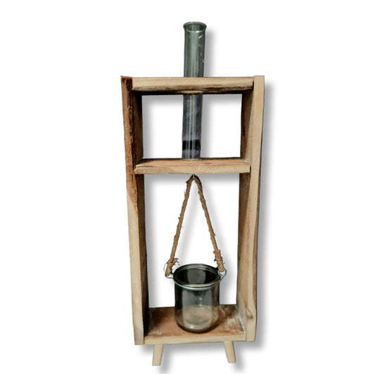 Diese Regalvase aus Akazienholz bietet eine einzigartige Möglichkeit, Trocken- oder echte Blumen in einem Reagenzglas aufzustellen. Das hängende Glas mit Kokos Kordel kann auch für Kerzen oder Teelichter genutzt werden. Ein vielseitiges und dekoratives Element, das sowohl natürliche als auch künstlerische Elemente in Ihr Zuhause bringt. Vorderansicht mit Reagenzglas und Teelichthalter.