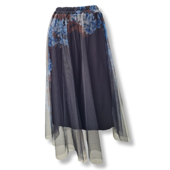 Rock in Scharzen ViscoseStoff mit Blumendruck in Braun und Blau. Mit Innenfutter und auf Gummizug. Hier Rückseite