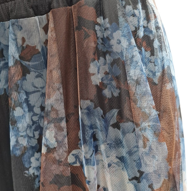 Rock in Scharzen ViscoseStoff mit Blumendruck in Braun und Blau. Mit Innenfutter und auf Gummizug. 