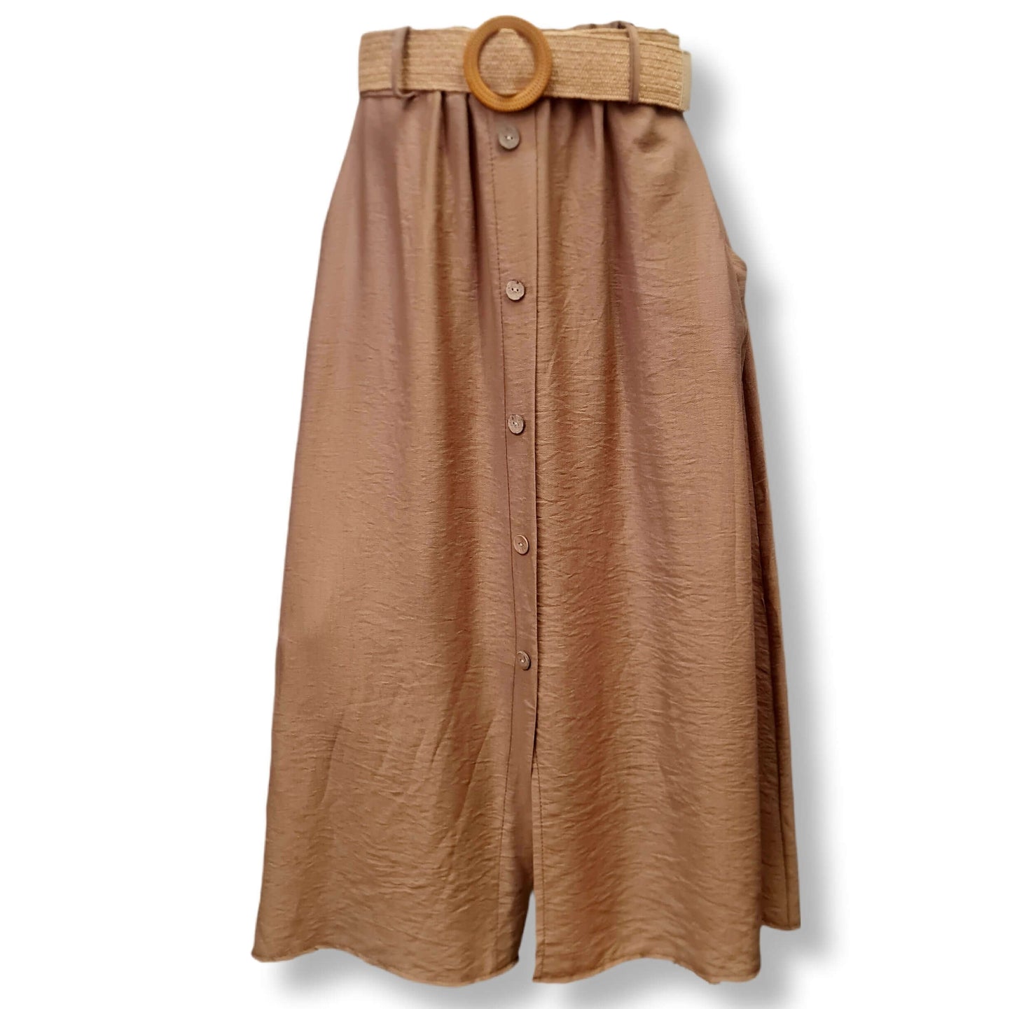 Ein langer Rock knöchellänge in der Farbe Caramel mit durchgehender Knopfleiste. Die Knöpfe sind aus Holz und ein dehnbarer Bastgürtel mit Holzspange ist inbegriffen. 