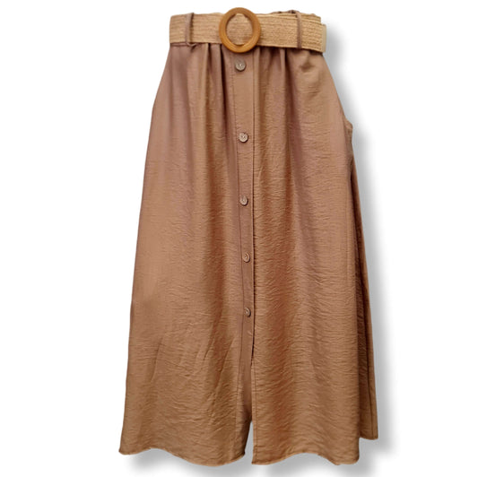 Ein langer Rock knöchellänge in der Farbe Caramel mit durchgehender Knopfleiste. Die Knöpfe sind aus Holz und ein dehnbarer Bastgürtel mit Holzspange ist inbegriffen. 