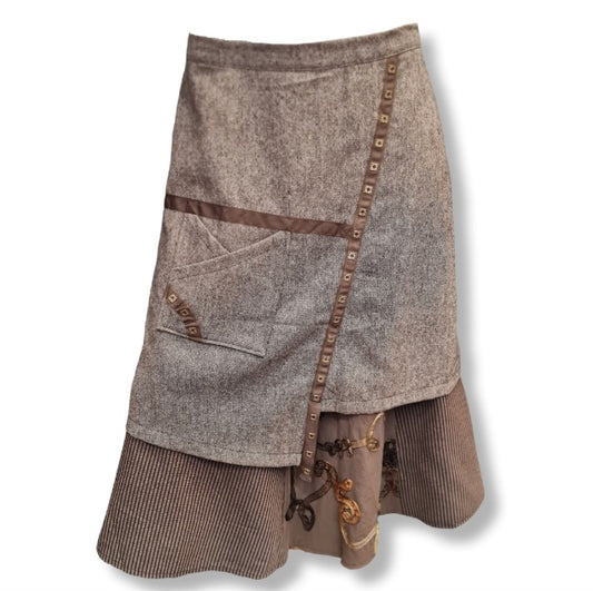 Designer Rock in ausgefallener Optik . Asymetrisch und in Materialmix in Tweed und Farbe Braun. 