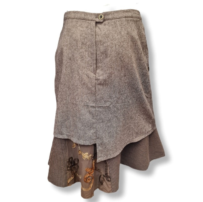 Designer Rock in ausgefallener Optik . Asymetrisch und in Materialmix in Tweed und Farbe Braun. Rückseite