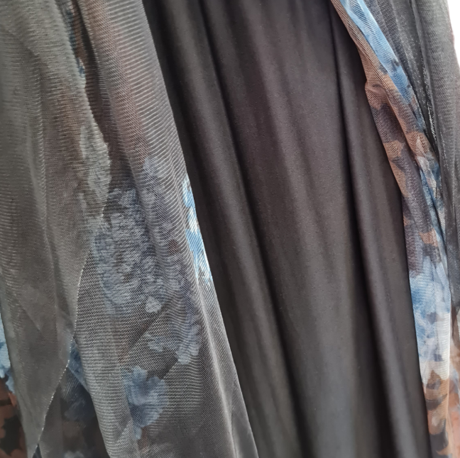 Rock in Scharzen ViscoseStoff mit Blumendruck in Braun und Blau. Mit Innenfutter und auf Gummizug. 