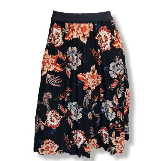Ein Rock mit plissierung Terrak,ottafarbende Blumen mit Weiss und Blau auf schwarzen Stoff. Mit Gummikbund Knielänge. 