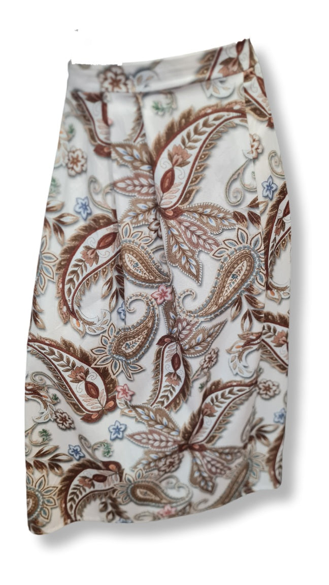 Ein Knielanger Rock mit Paisleymuster in den Farben Weiss, Braun, Lachs. Kellerfalten und Gummibund.