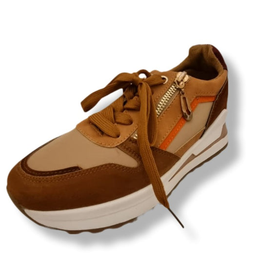 Farbmix Braun, Amber,Zimt und Bordeux. Sneaker mit goldenen Zipper und Schnürrung. Absatzhöhe 4 cm. 
