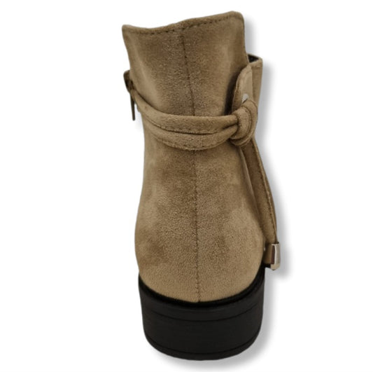 klassische Stiefelette in der Farbe Beige in der Veloursoptik. Auffällig Verschnürrung mit Quaste. Schwarze Sohle . Ca. 3 cm hoch. 