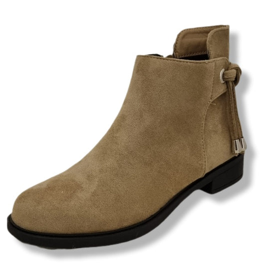 klassische Stiefelette in der Farbe Beige in der Veloursoptik. Auffällig Verschnürrung mit Quaste. Schwarze Sohle . Ca. 3 cm hoch. 