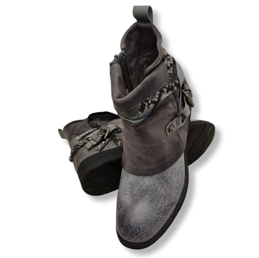 Stiefelette in Grau mit Silberbesatz und Schlangenprint. Auffällige Verschluss mit Spange über Ferse. 