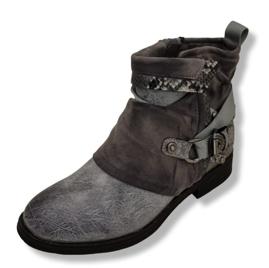 Stiefelette in Grau mit Silberbesatz und Schlangenprint. Auffällige Verschluss mit Spange über Ferse. 