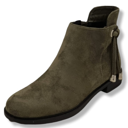grüner , olive Farbener Stiefelette in Veloursoptik. Mit Fersenschnürrung und Quaste. 
