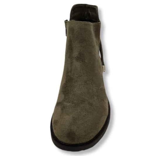 
grüner , olive Farbener Stiefelette in Veloursoptik. Mit Fersenschnürrung und Quaste. 
