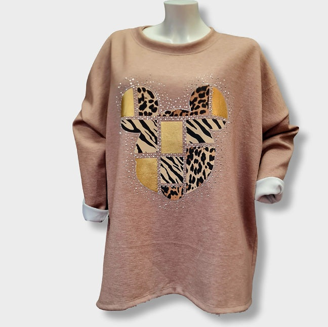 Ein Oversize Sweat-Shirt in der Farbe Amber. Mit coolen Micky-Mouse Leoprint Aufdruck. Auffälligen Glitzersteinchen. Lässig und in Softcell. 