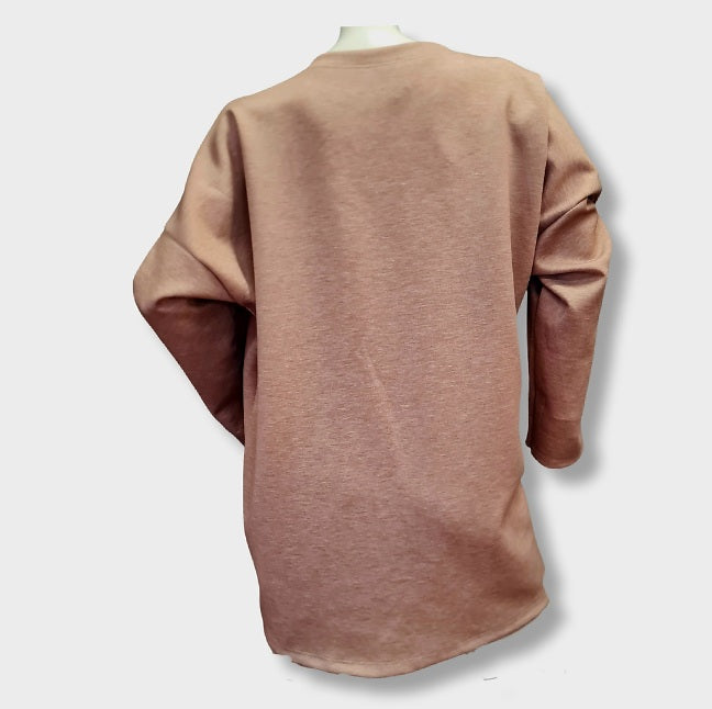 in Oversize Sweat-Shirt in der Farbe Amber. Mit coolen Micky-Mouse Leoprint Aufdruck. Auffälligen Glitzersteinchen. Lässig und in Softcell. Rückenansicht. 