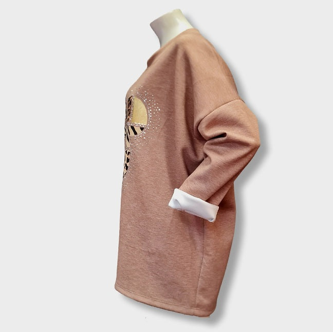 in Oversize Sweat-Shirt in der Farbe Amber. Mit coolen Micky-Mouse Leoprint Aufdruck. Auffälligen Glitzersteinchen. Lässig und in Softcell. -seitenansicht