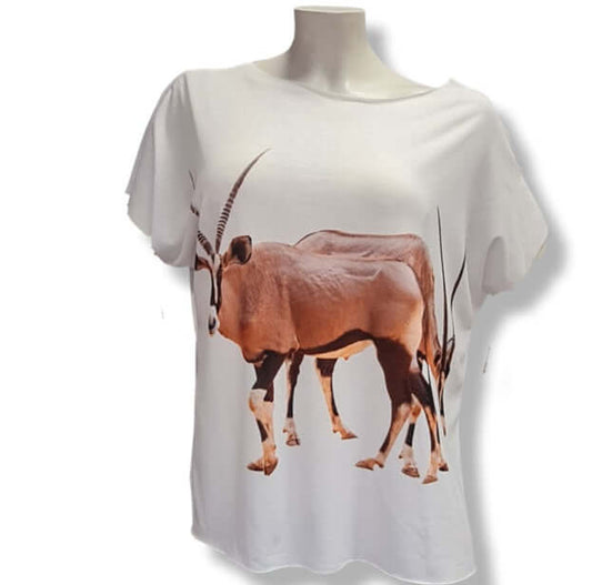 Weisses T-Shirt mit einen Grossdruck mit zwei Antilopen. 