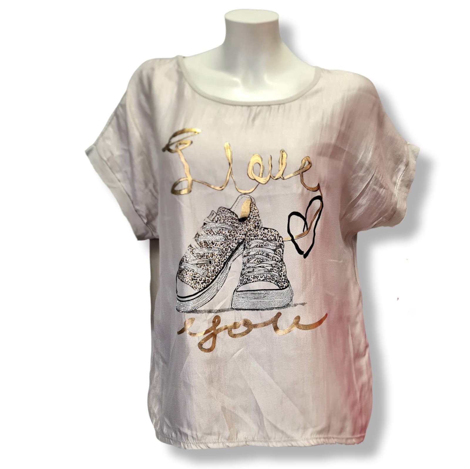 Unser T-Shirt "I LOVE YOU Khaki" ist aus hochwertigem Goldfarbig-Material gefertigt. Mit einem lässigen, weiten Schnitt aus 50% Baumwolle, 35% Viskose und 5% Nylon bietet es optimalen Tragekomfort. Zeigen Sie Ihre Liebe auf stilvolle Weise mit diesem einzigartigen T-Shirt. Vorderansicht.