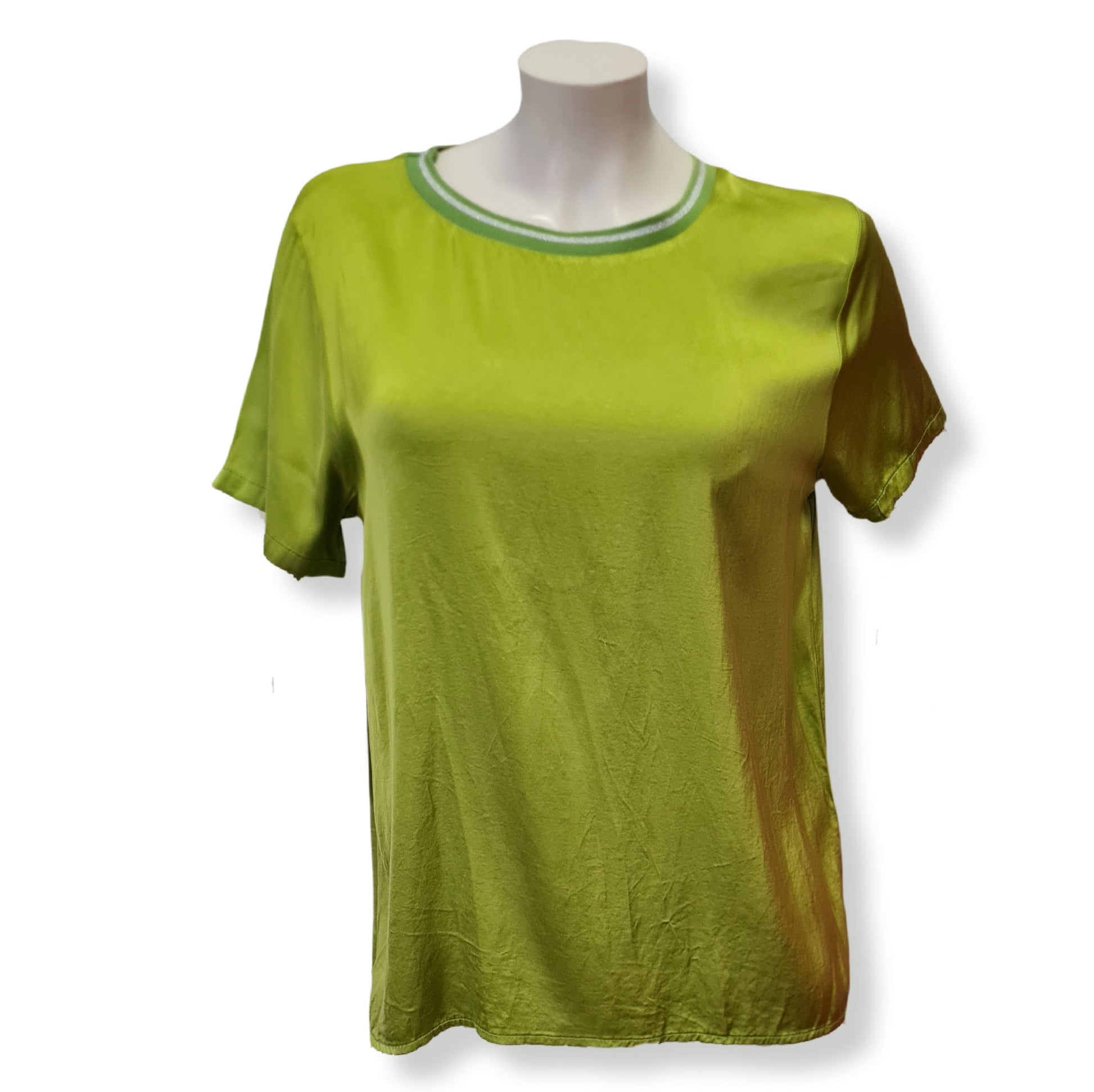 lässiges T-shirt in der Farbe Kiwigrün. Mit Rundhals und Ärmelbündchen 