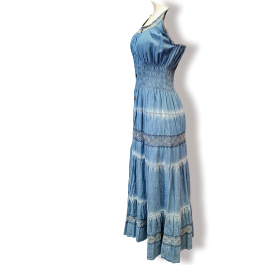 Kleide dich stilvoll mit dem Träger-Kleid Lola! Hergestellt aus 100% Baumwolle bietet es eine optimale Passform und eine Länge von 90cm. Perfekt für jeden Tag in Jeans Optik. Lass dich von dem einzigartigen Design und der Qualität überzeugen! Seitenansicht.