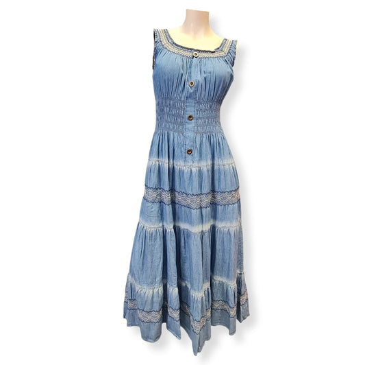 Kleide dich stilvoll mit dem Träger-Kleid Lola! Hergestellt aus 100% Baumwolle bietet es eine optimale Passform und eine Länge von 90cm. Perfekt für jeden Tag in Jeans Optik. Lass dich von dem einzigartigen Design und der Qualität überzeugen! Vorderansicht.