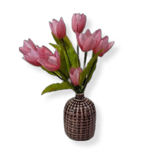 Diese schöne, violette Vase aus glasiertem Keramik ist 14 cm hoch und hat einen Durchmesser von 9,5 cm mit einer Öffnung von 2 cm. Praktisch und dekorativ - perfekt für Kunstblumen oder Echtblumen. Mit dieser Vase können Sie jeden Raum aufwerten. Ansicht mit Pinkfarbenen Tulpen.